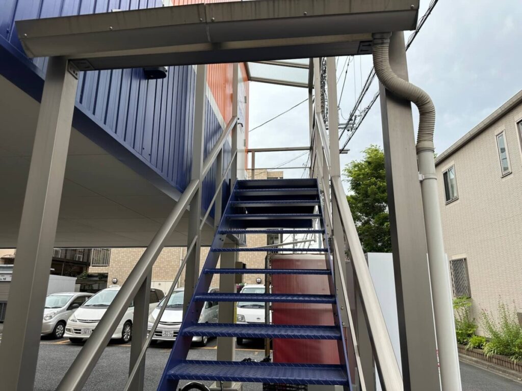 ハローストレージ足立竹ノ塚2 外階段